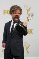 los angeles - 20 de septiembre - peter dinklage en la sala de prensa de los premios emmy en horario estelar en el microsoft theater el 20 de septiembre de 2015 en los angeles, ca foto