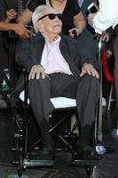 los angeles - 6 de noviembre kirk douglas en la ceremonia de la estrella de michael douglas en el paseo de la fama de hollywood el 6 de noviembre de 2018 en los angeles, ca foto