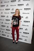 los angeles - 16 de mayo - hollie cavanagh llega a la colección de íconos auténticos de american idol para el evento de fanáticos de kohl s en kohl s el 16 de mayo de 2012 en alhambra, ca foto