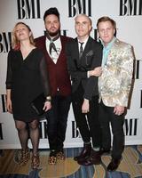 los angeles - 12 de mayo - árboles de neón en los bmi pop music awards en el beverly wilshire hotel el 12 de mayo de 2015 en beverly hills, ca foto