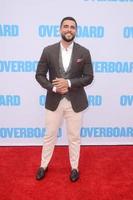 los angeles - 30 de abril josh segarra en el estreno de overboard los angeles en el teatro del pueblo el 30 de abril de 2018 en westwood, ca foto