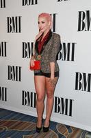 los angeles - 12 de mayo - bonnie mckee en los bmi pop music awards en el beverly wilshire hotel el 12 de mayo de 2015 en beverly hills, ca foto