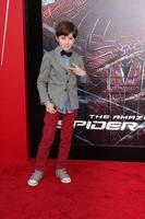 los angeles - 28 de junio - mason cook llega al asombroso estreno de spider-man en el teatro del pueblo el 28 de junio de 2012 en westwood, ca foto