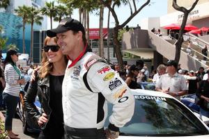 los angeles - 12 de abril - amy purdy, phil keoghan en el día de la carrera de celebridades profesionales del gran premio de long beach en el circuito de carreras del gran premio de long beach el 12 de abril de 2014 en long beach, ca foto