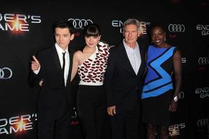 los angeles - 28 de octubre - asa butterfield, hailee steinfeld, harrison ford, viola davis en el estreno de ender s game los angeles en el teatro chino tcl el 28 de octubre de 2013 en los angeles, ca foto