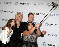 los angeles - 3 de mayo - laura marano, ross lynch, calum worthy, raini rodriguez en la proyección especial y panel de austin and ally en el paley center for media el 3 de mayo de 2015 en beverly hills, ca foto