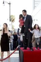 los angeles - 1 de febrero - adam sandler, con sus hijas sunny y sadie en la ceremonia de la estrella del paseo de la fama de hollywood de adam sandler en el hotel w el 1 de febrero de 2011 en hollywood, ca foto