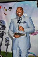 los angeles - 26 de junio - steve harvey en la sala de prensa en los 11 premios anuales de apuestas en el auditorio shrine el 26 de junio de 2004 en los angeles, ca foto