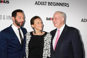 los angeles - 15 de febrero - nick kroll, lynn korda kroll, jules b. kroll en el estreno de adultos principiantes en los angeles en los cines arclight de hollywood el 15 de abril de 2015 en los angeles, ca foto