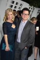 los angeles - 10 de septiembre - alice eve, jj abrams en la fiesta de lanzamiento de blu-ray y dvd de star trek into dark en el centro de ciencias de california, el 10 de septiembre de 2013 en los angeles, ca foto