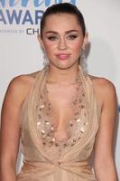 los angeles - 9 de diciembre - miley cyrus llega a los premios americanos 2011 en el pabellón dorothy chandler el 9 de diciembre de 2011 en los angeles, ca foto