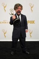 los angeles - 20 de septiembre - peter dinklage en la sala de prensa de los premios emmy en horario estelar en el microsoft theater el 20 de septiembre de 2015 en los angeles, ca foto