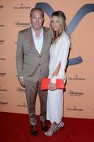 los angeles - 30 de mayo kevin costner, christine baumgartner en la fiesta de estreno de la temporada 2 de yellowstone en la casa lombardi el 30 de mayo de 2019 en los angeles, ca foto