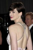 los angeles - 24 de febrero - anne hathaway llega a los 85 premios de la academia que presentan los oscar en el dolby theater el 24 de febrero de 2013 en los angeles, ca foto