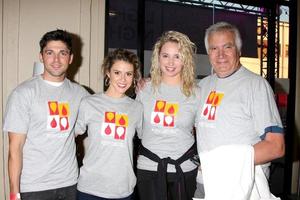 los angeles - 6 de octubre - robert adamson, linsey godfrey, molly mccook, john mccook en la luz la noche la caminata en beneficio de la sociedad de leucemia y linfoma en los estudios sunset-gower el 6 de octubre de 2013 en los angeles, ca foto