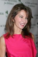 los angeles - 9 de abril - susan lucci en la sala verde de actores y otros para la recaudación de fondos anual de animales 2011 en universal hilton hotel el 9 de abril de 2011 en los angeles, ca foto