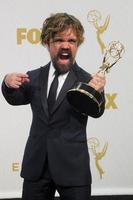 los angeles - 20 de septiembre - peter dinklage en la sala de prensa de los premios emmy en horario estelar en el microsoft theater el 20 de septiembre de 2015 en los angeles, ca foto