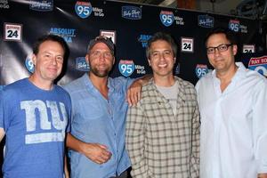 los angeles - 31 de mayo - ray romano, tom caltabiano, invitados celebrando el lanzamiento en dvd de 95 millas para ir en el restaurante baby blues bbq el 31 de mayo de 2012 en hollywood, ca foto