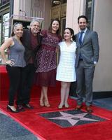 los angeles - 30 de noviembre - vanessa nadal, lin-manuel miranda, familia en la ceremonia de la estrella lin-manuel miranda en el paseo de la fama de hollywood el 30 de noviembre de 2018 en los angeles, ca foto