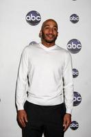 los angeles - 10 de enero - james lesure llega a la fiesta de la gira de prensa de disney abc television group s tca winter 2011 en el hotel langham huntington el 10 de enero de 2011 en pasadena, ca foto