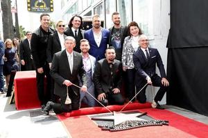 los angeles, 30 de abril - funcionarios de la cámara, carson daly, ellen degeneres, nsync en la ceremonia de la estrella nsync en el paseo de la fama de hollywood el 30 de abril de 2018 en los angeles, ca foto