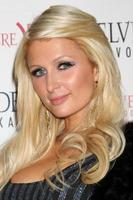 los angeles - 10 de febrero - paris hilton llega al lanzamiento de la botella de edición especial roja belvedere en avalon el 10 de febrero de 2011 en los angeles, ca foto