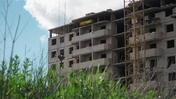 Großer Industriebaukran mit schönem Hintergrund des bewölkten Himmels. Stadtentwicklung video