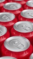 muchas latas de refresco de metal de aluminio rojo. renderizado de animación 3d, bucle infinito video