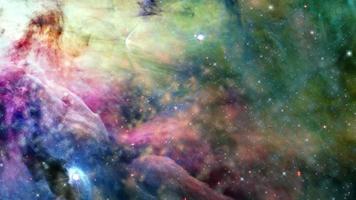 viajando a través de una galaxia y campos de estrellas en el espacio profundo. video