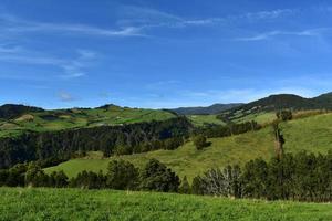 hermosos campos y pastos en un día de primavera en las azores foto