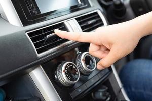 Los botones de control de enfriamiento del automóvil, enfocan las salidas de aire. foto