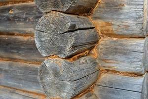 pared de madera de troncos. esquina de una casa de troncos foto