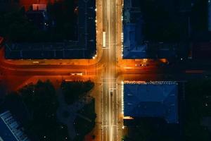 cruce en la ciudad con coches borrosos foto