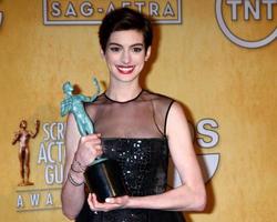 los angeles - 27 de enero - anne hathaway en la sala de prensa de los premios del gremio de actores de pantalla 2013 en el auditorio shrine el 27 de enero de 2013 en los angeles, ca foto