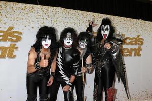 los angeles - 19 de septiembre - paul stanley, tommy thayer, eric cantante, gene simmons, beso en la alfombra roja del ganador de las coronas de talento de america s got en el teatro dolby el 19 de septiembre de 2018 en los angeles, ca foto