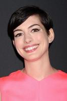 los angeles - 19 de octubre - anne hathaway en la fiesta rosa de 2013 en el hanger 8 el 19 de octubre de 2013 en santa monica, ca foto