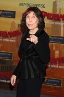 los angeles - 1 de diciembre lily tomlin en el estreno de spider-man into the spider-verse en el teatro del pueblo el 1 de diciembre de 2018 en westwood, ca foto