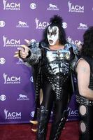 las vegas - 1 de abril - gene simmons llega a los premios de la academia de música country 2012 en mgm grand garden arena el 1 de abril de 2010 en las vegas, nv foto