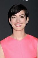 los angeles - 19 de octubre - anne hathaway en la fiesta rosa de 2013 en el hanger 8 el 19 de octubre de 2013 en santa monica, ca foto