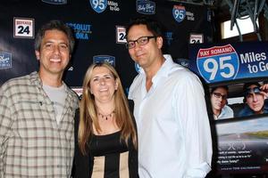 los angeles - 31 de mayo - ray romano, tom caltabiano, invitados celebrando el lanzamiento en dvd de 95 millas para ir en el restaurante baby blues bbq el 31 de mayo de 2012 en hollywood, ca foto