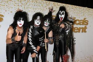 los angeles - 19 de septiembre - paul stanley, tommy thayer, eric cantante, gene simmons, beso en la alfombra roja del ganador de las coronas de talento de america s got en el teatro dolby el 19 de septiembre de 2018 en los angeles, ca foto