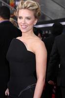 los angeles - 11 de abril - scarlett johansson llega al estreno de los vengadores en el teatro el capitan el 11 de abril de 2012 en los angeles, ca foto