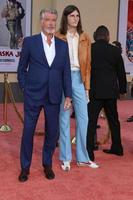 los angeles - 22 de julio - pierce brosnan, dylan brosnan en el estreno de érase una vez en hollywood en el teatro chino tcl imax el 22 de julio de 2019 en los angeles, ca foto