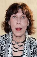 los angeles - 20 de mayo - lily tomlin llega a los upfronts internacionales de abc disney en walt disney studios lot el 20 de mayo de 2012 en burbank, ca foto