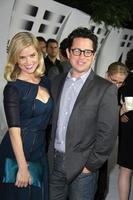 los angeles - 10 de septiembre - alice eve, jj abrams en la fiesta de lanzamiento de blu-ray y dvd de star trek into dark en el centro de ciencias de california, el 10 de septiembre de 2013 en los angeles, ca foto