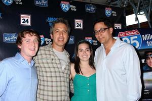 los angeles - 31 de mayo - ray romano, tom caltabiano, invitados celebrando el lanzamiento en dvd de 95 millas para ir en el restaurante baby blues bbq el 31 de mayo de 2012 en hollywood, ca foto