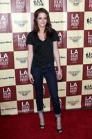 los angeles - 21 de junio - kristen stewart llega a una proyección de gala de estreno mundial de una vida mejor en el festival de cine de los angeles 2011 en regal cinemas la live el 21 de junio de 2011 en los angeles, ca foto