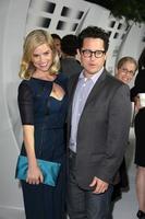 los angeles - 10 de septiembre - alice eve, jj abrams en la fiesta de lanzamiento de blu-ray y dvd de star trek into dark en el centro de ciencias de california, el 10 de septiembre de 2013 en los angeles, ca foto