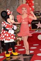 los angeles - 22 de enero minnie mouse, katy perry en la ceremonia de la estrella de minnie mouse en el paseo de la fama de hollywood el 22 de enero de 2018 en hollywood, ca foto