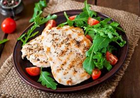 pechuga de pollo con ensalada fresca - rúcula y tomate foto